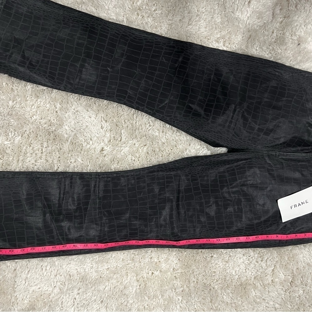 Frame Le Crop Mini Boot Cut Jeans
Black | Color: Black | Size: 32 | - Picture 9 of 9
